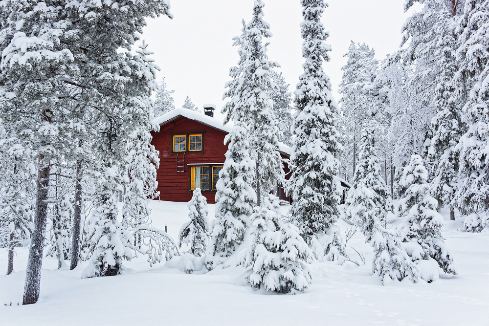 Finlandia, zaciszna leśna chatka zimą 